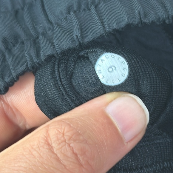 Lululemon Hotty Hot Short (Long 4") Black - Picture 5 of 6